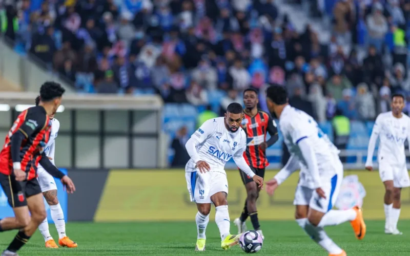 تعثر مفاجئ للزعيم.. الرياض يوقف قطار انتصارت الهلال بالدوري السعودي وسط جدل تحكيمي